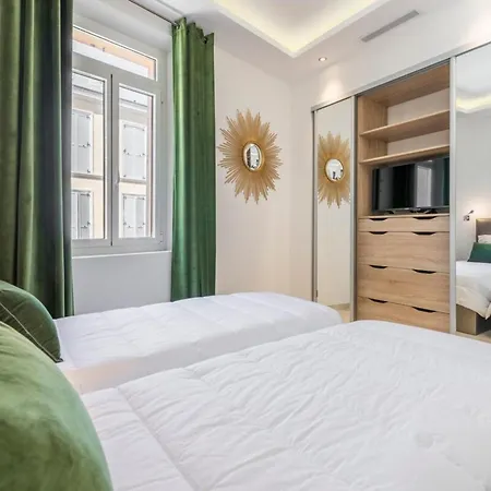 Cozystay 1243 Port & Sea View Apartment